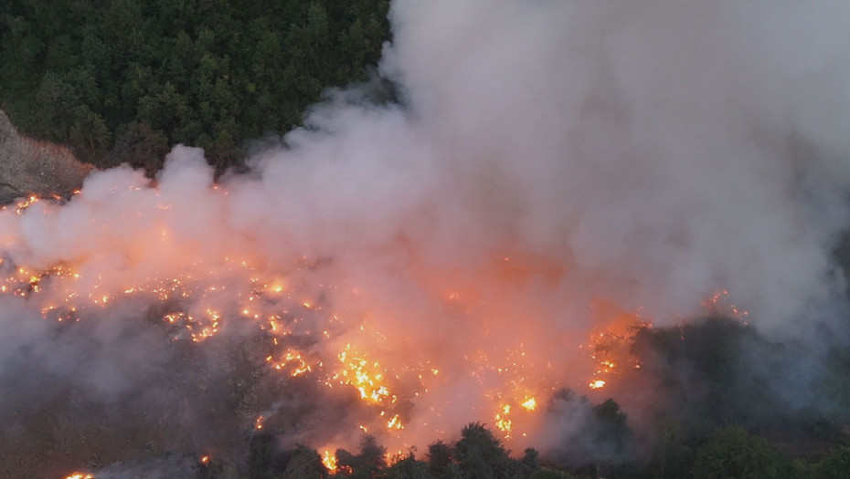 Požar na brdu Volujica kod Bara i dalje aktivan