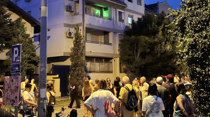 Još jedan protest u Novom Sadu: Okupljeni ponovo ispred zgrade Miloša Vučevića