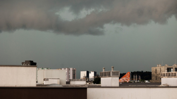 Snažno nevreme u Sloveniji: Vetar kidao krovove, u Ljubljani hiljade ljudi bez struje