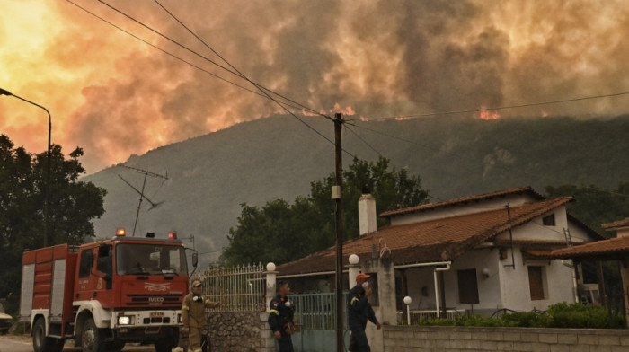 Veliki požar u Korintiji pod kontrolom: Evakuacije u tri sela, rizik od novih požara i dalje visok