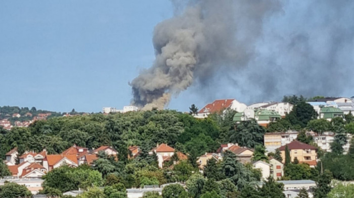Veliki požar na Zvezdari: Gori hala u Malom Mokrom Lugu, vatrogasci na terenu