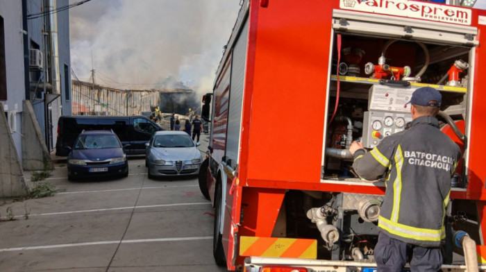 Vatrogasci ugasili požar u dvorištu u Beočinu, povređenih nema, izgorela garaža
