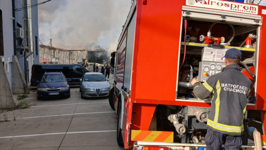 Vatrogasci ugasili požar u dvorištu u Beočinu, povređenih nema, izgorela garaža
