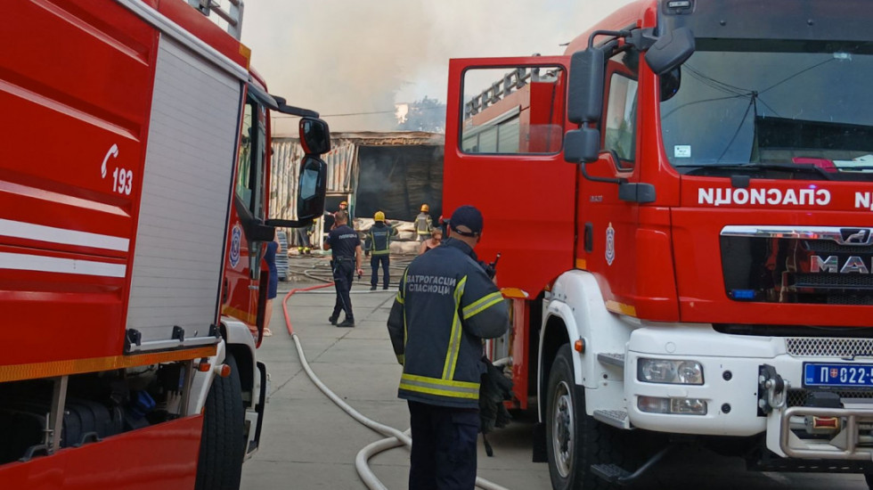 Požar u postrojenju za obradu drveta u Kučevu ugašen, povređene dve osobe