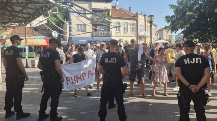 Protest u Nišu: Građani se okupili kod Doma kulture, policija obezbeđuje prostor (FOTO)