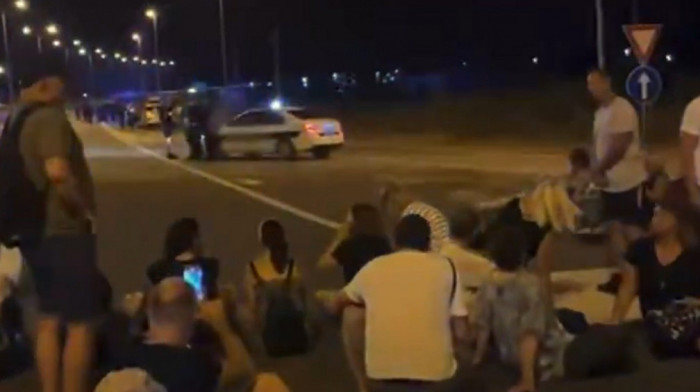 Blokada autoputa kod Lajkovca: Demonstranti na kratko obustavili saobraćaj na Milošu Velikom, intervenisala policija