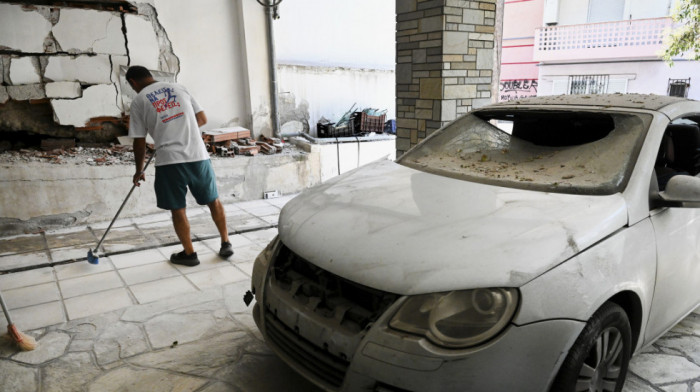 Snažna eksplozija ispred stambene zgrade u Solunu, dvoje povređenih