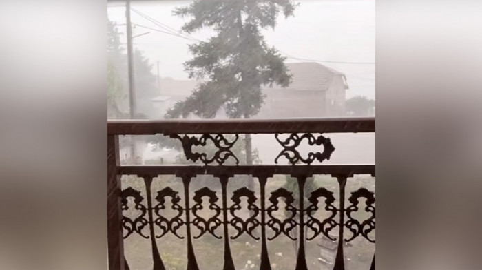 Besni superćelijska oluja: Orkanski vetar i pljusak oko Sopota i Mladenovca, jako nevreme prešlo i na Požarevac (VIDEO)