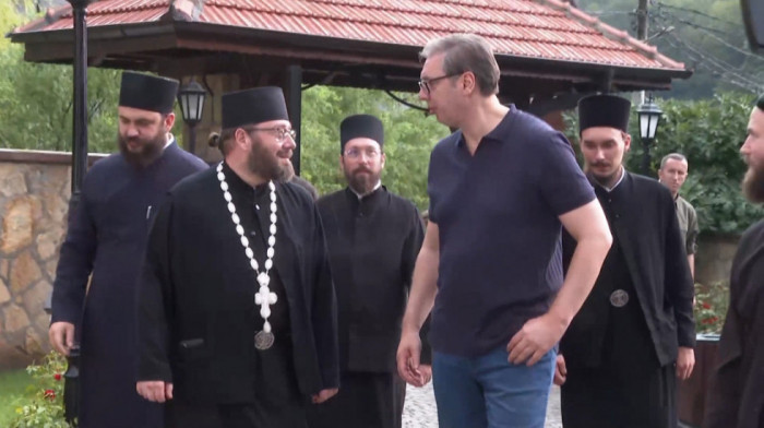 Vučić pohvalio policiju: Umesto da koriste pendrek, nosili su ih i pokazali više od profesionalnog odnosa