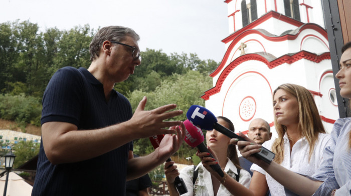 Vučić pohvalio policiju: Umesto da koriste pendrek, nosili su ih i pokazali više od profesionalnog odnosa