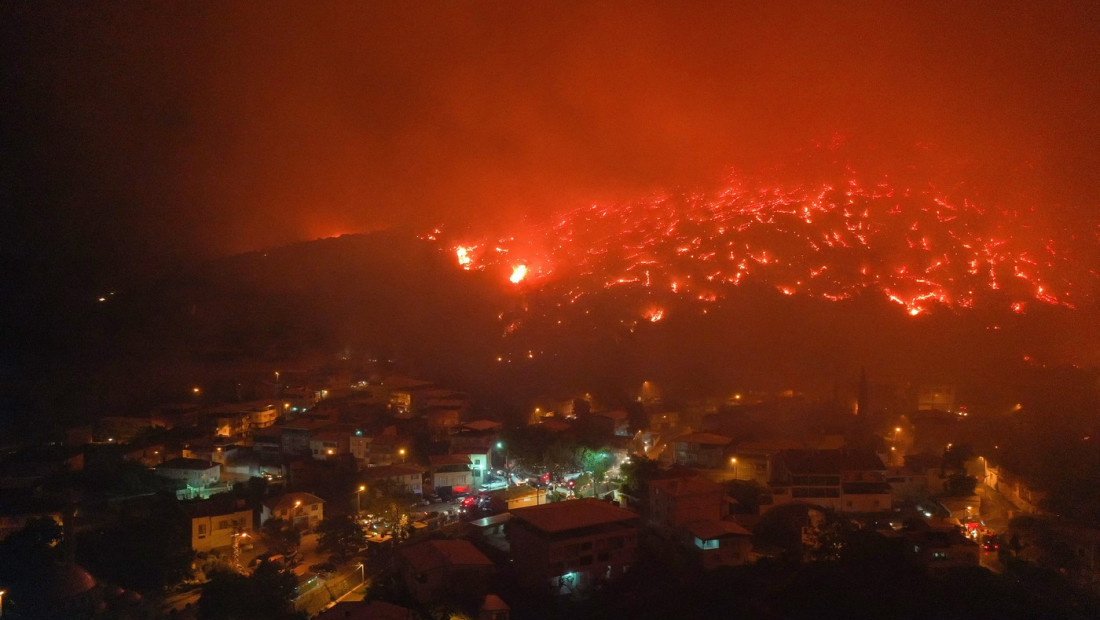 "Apokaliptične" scene u Turskoj: Vatrena stihija guta naselje, neki ljudi su zarobljeni, čuju se eksplozije (VIDEO)
