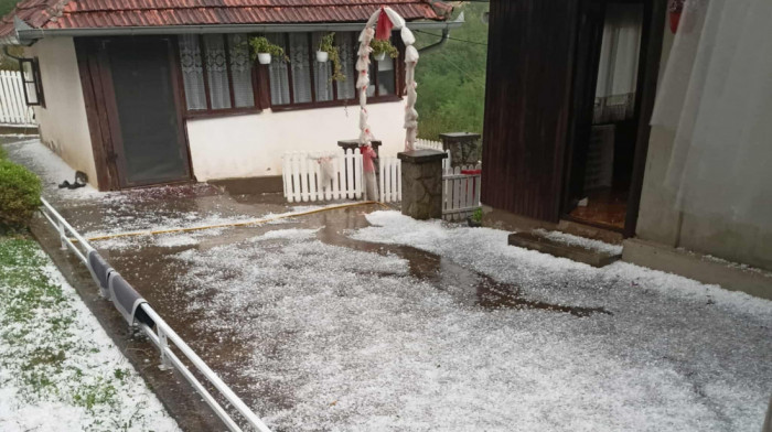 Jako nevreme praćeno gradom zahvatilo Topolu, u Aranđelovcu pao krov sa zgrade