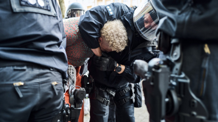 Kako je nemačka policija suzbijala proteste ove godine: Od hapšenja devojčice do pritiskanja uhapšenih kolenom po vratu
