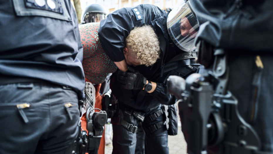 Kako je nemačka policija suzbijala proteste ove godine: Od hapšenja devojčice do pritiskanja uhapšenih kolenom po vratu