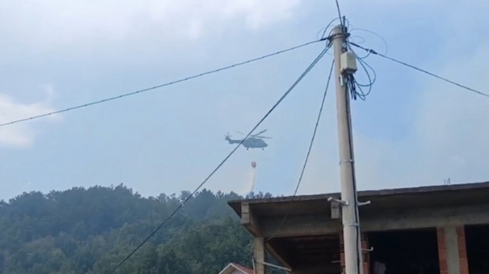 Vanredna situacija na teritoriji Vranja zbog velikog broja požara, helikopteri se priključili gašenju