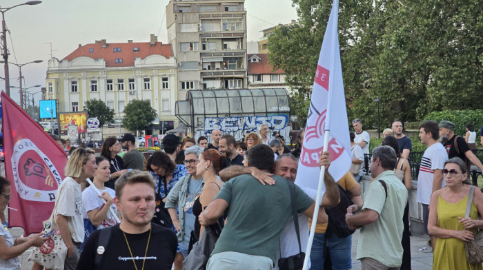 Još jedan protest u Beogradu, okupljeni ispred zgrade u kojoj živi Olivera Zekić