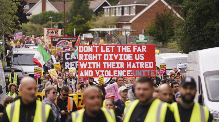 Protest u britanskom gradu Epingu zbog smeštaja u hotel tražilaca azila, troje uhapšeno