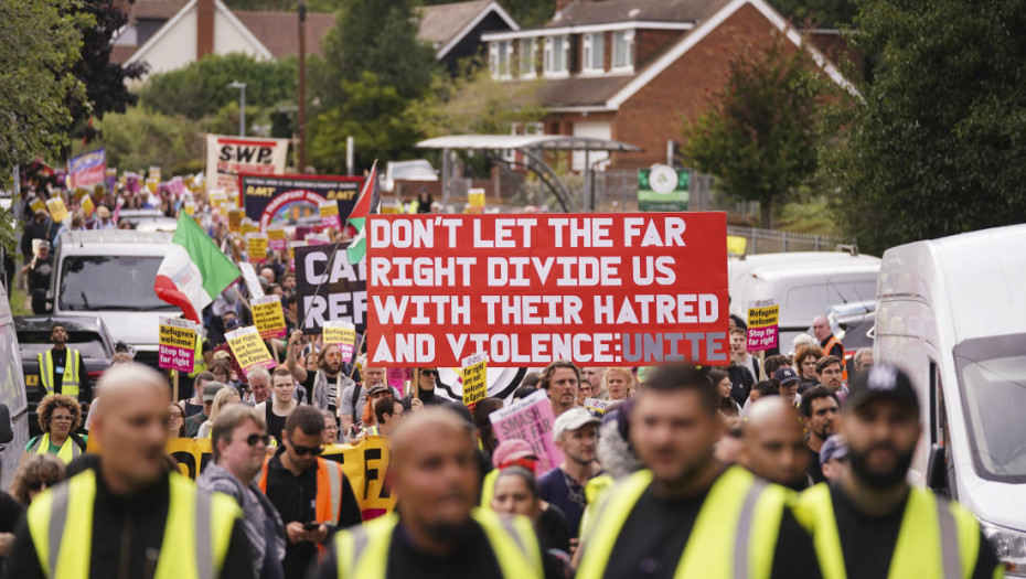 Protest u britanskom gradu Epingu zbog smeštaja u hotel tražilaca azila, troje uhapšeno