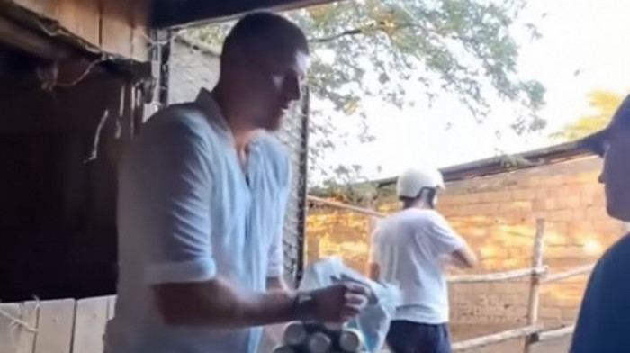 (VIDEO) Nikola Jokić uz pivo sa timom u štali proslavio pobedu svog konja