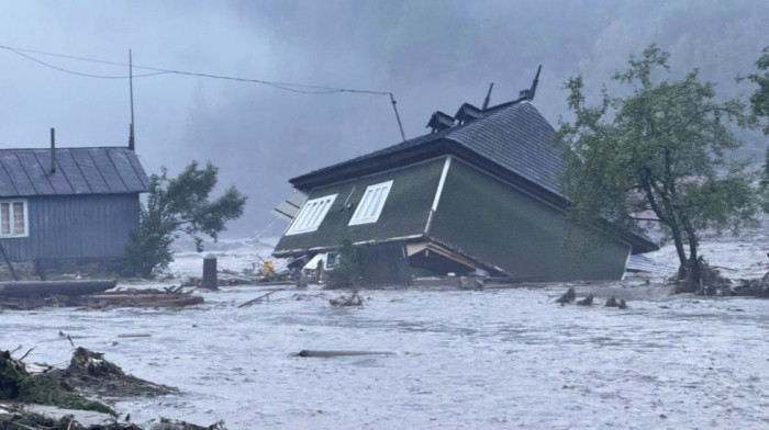 Poplave u Rumuniji: Jedna osoba poginula, stotine ljudi evakuisano (FOTO)