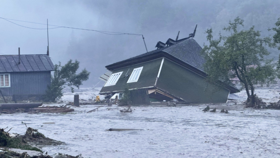Poplave u Rumuniji: Jedna osoba poginula, stotine ljudi evakuisano (FOTO)
