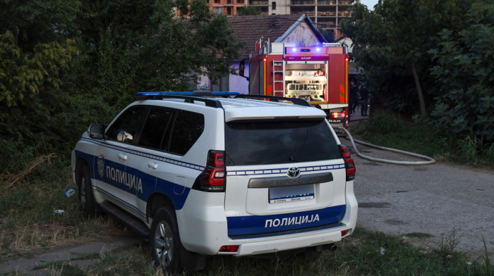 Novosađanin zapalio baraku, pa pucao, jedna osoba povređena