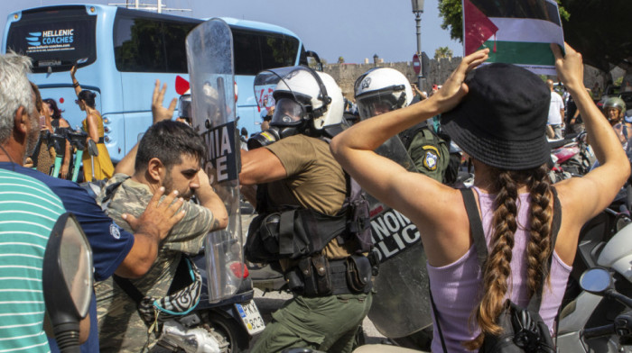 Tenzije na Rodosu: Hapšenja na protestu zbog kruzera sa Izraelcima