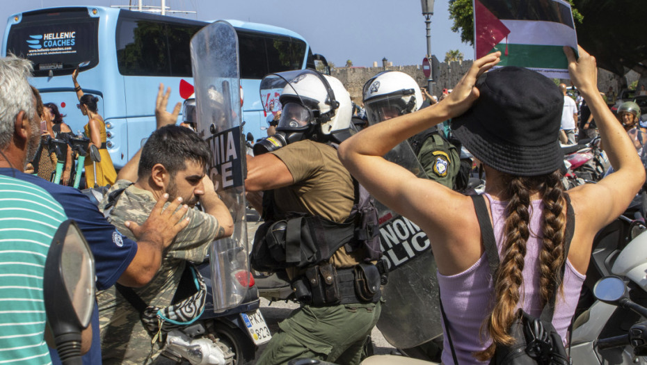 Tenzije na Rodosu: Hapšenja na protestu zbog kruzera sa Izraelcima
