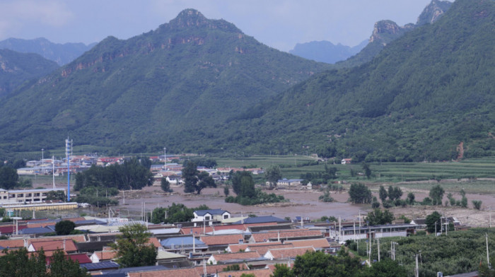 Zbog nevremena u nekoliko provincija u Kini evakuisano preko 300 stanovnika, urušene na desetine puteva