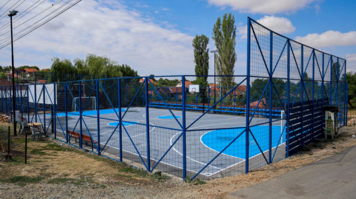 Donacije dobrotvora iz Francuske: Otvoreni novi sportski tereni za srpsku omladinu kod Gračanice (FOTO)