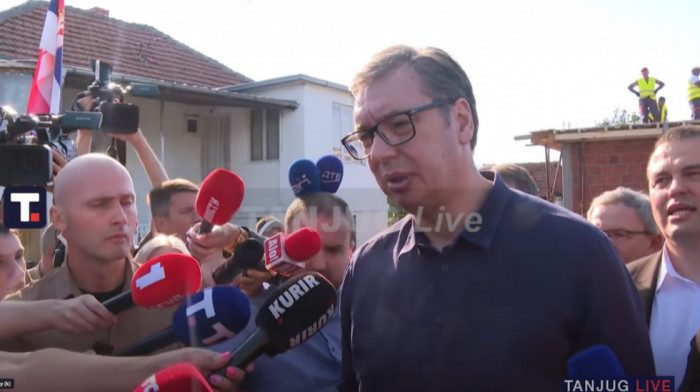 Vučić stigao u Novo Momčilovo, obilazi radove na obnovi kuća izgorelih u požaru