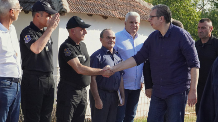 Vučić obišao radove na obnovi kuća stradalih u požaru: Drago mi je da vidim osmehe na licima ljudi