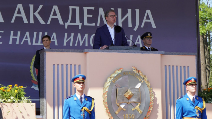 Vučić na promociji najmlađih oficira: "Živimo u svetu bez prava i poretka, svi gledaju kako da se  dočepaju teritorije"