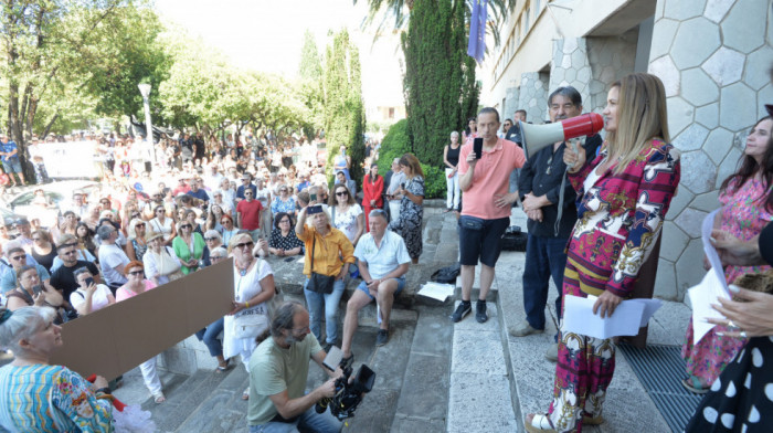 Italijanski brod u Splitu čeka na uklanjanje panela sa azbestom, građani protestuju i traže da brod ode iz luke