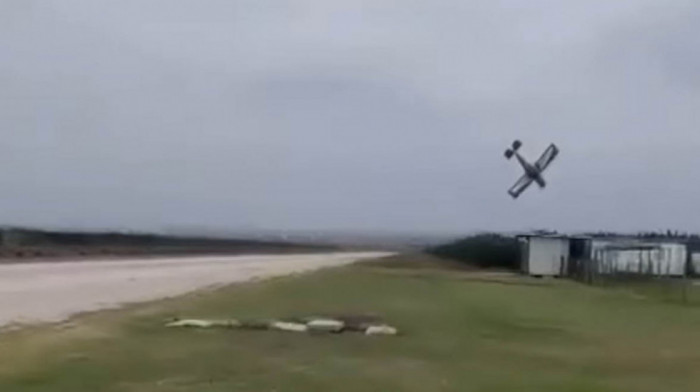 Zaprosio devojku u avionu, pa gledao kako pada: Romantična scena se u sekundi pretvorila u okrutnu igru sudbine (VIDEO)