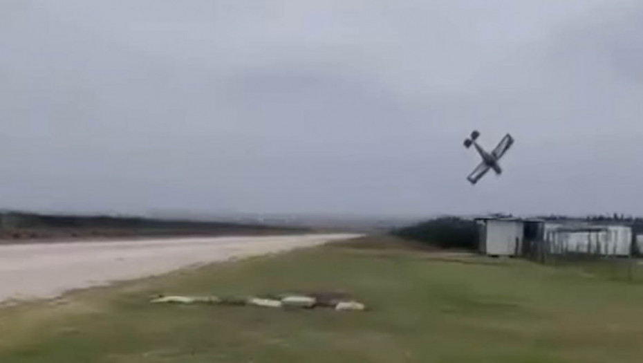 Zaprosio devojku u avionu, pa gledao kako pada: Romantična scena se u sekundi pretvorila u okrutnu igru sudbine (VIDEO)