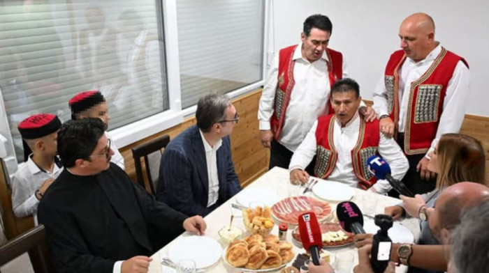 Vučić u Banstolu: Obilazi porodicu Radan, koja je proterana u akciji "Oluja"