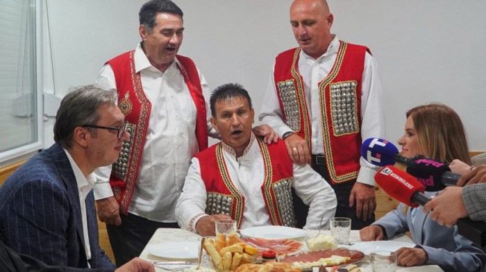 Vučić u Banstolu: Obilazi porodicu Radan, koja je proterana u akciji "Oluja"