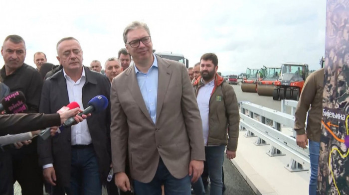 "Ovo je velika stvar": Vučić obilazi radove na brzoj saobraćajnici Slepčević - Badovinci