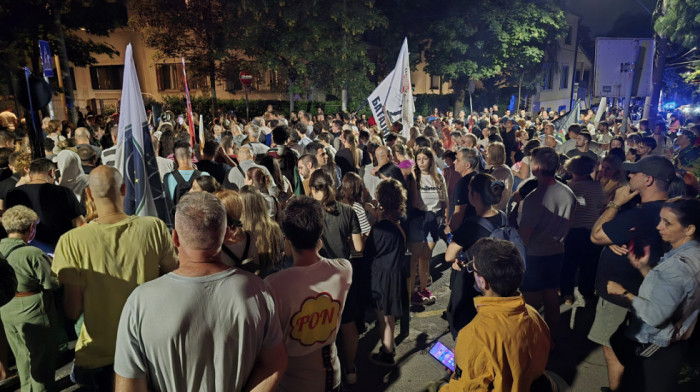 Protest grupa građana na navodnim adresama Macuta, Popadića i brata Ane Brnabić