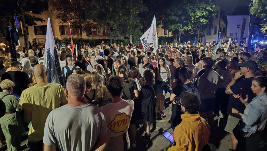 Protest grupa građana na navodnim adresama Macuta, Popadića i brata Ane Brnabić