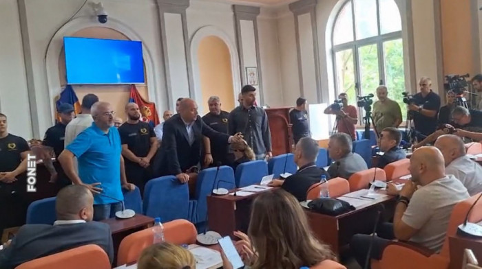 Konstitutivna sednica Skupštine grada Zaječara: Potvrđivanje mandata i izbor predsednika, protest ispred opštine