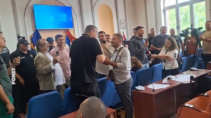 Haos u Skupštini Zaječara: Opozicija blokira sednicu, sukobi građana i policije ispred opštine