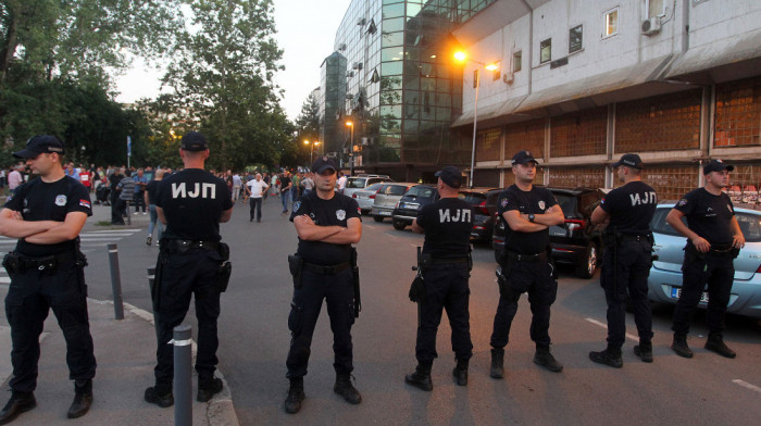 Dva skupa ispred prostorija SNS na Novom Beogradu, policija razdvaja okupljene