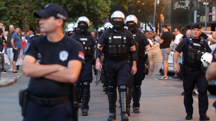 MUP: Policija bez upotrebe sredstava prinude intervenisala tokom neprijavljenog okupljanja u Zemunu