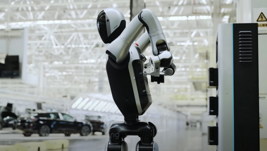 Roboti naučili da sami menjaju baterije: Stanu na minut i nastave da rade (VIDEO)