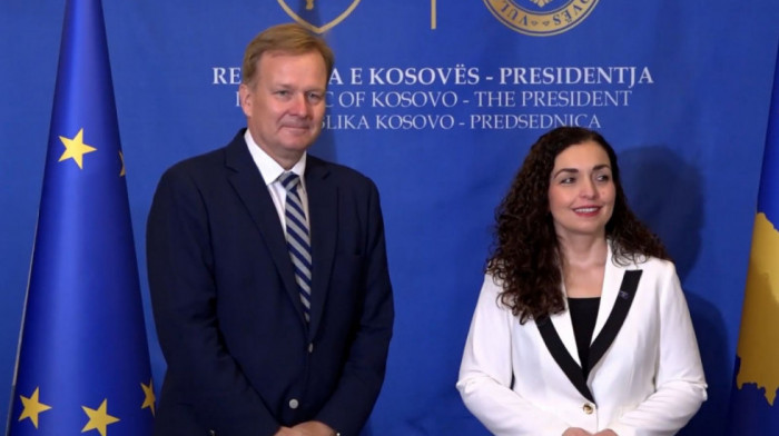 Sorensen u iznenadnoj poseti Prištini, u toku razgovor sa Osmani
