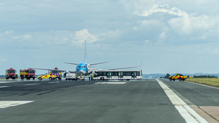 Pilot izveo čudesno sletanje u Birmingemu: Avion gotovo vertikalno prizemljen, izbegnuta nesreća (VIDEO)