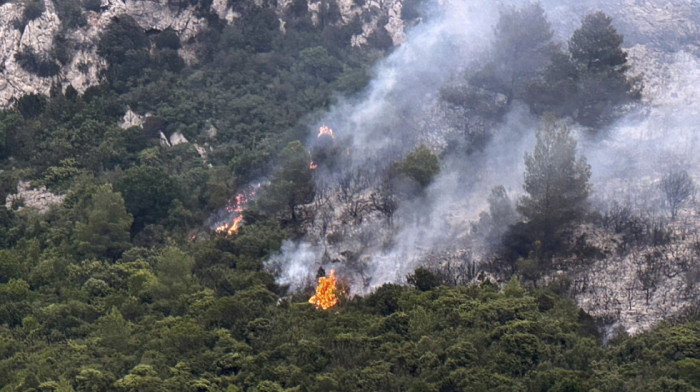 Više od 2.000 vatrogasaca sa 500 vozila se bori sa vatrenom stihijom u Francuskoj, stotine ljudi evakuisano