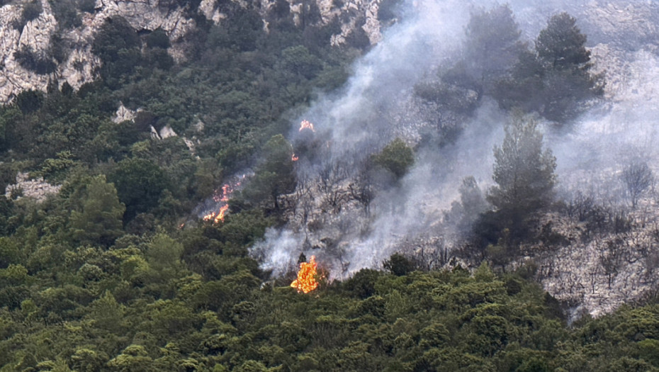 Više od 2.000 vatrogasaca sa 500 vozila se bori sa vatrenom stihijom u Francuskoj, stotine ljudi evakuisano